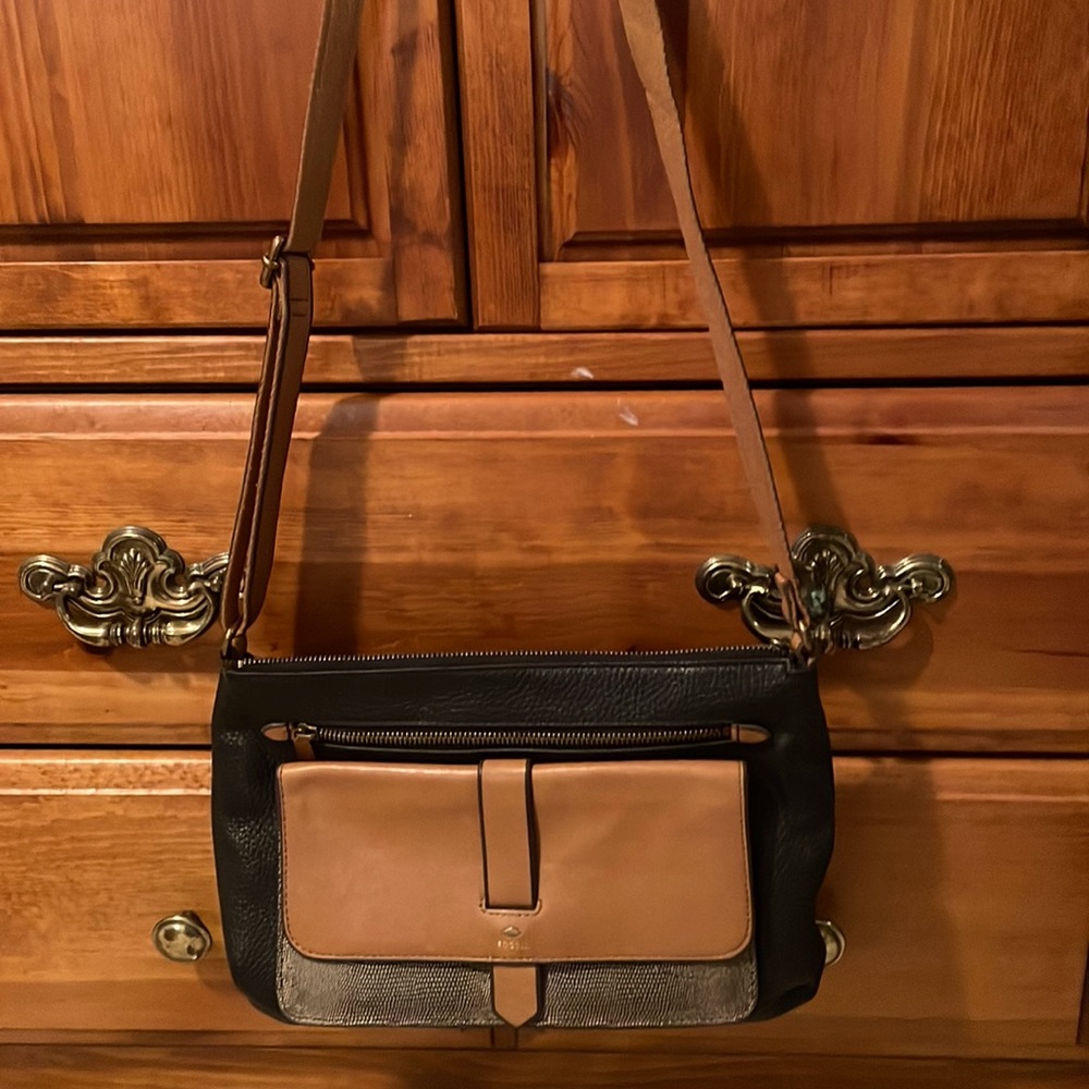 A Fossil handbag that we used for only a short time.  Like new.